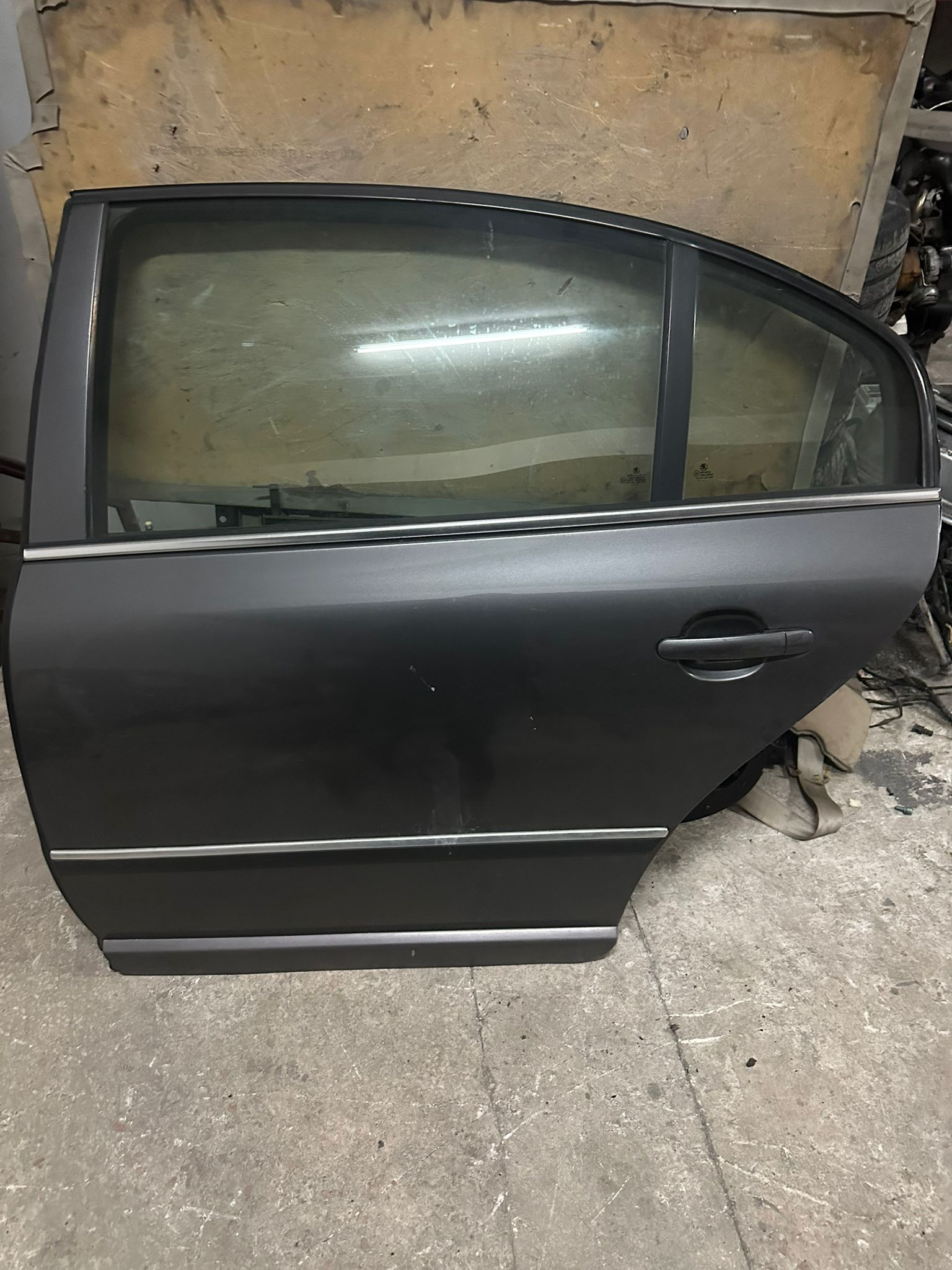 Skoda Süperb sol arka kapı çıkma orijinal
