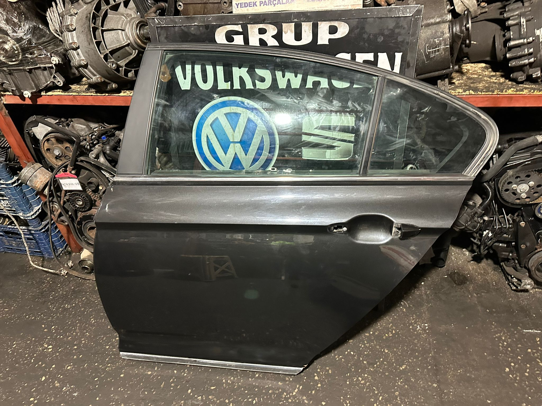Volkswagen Passat b8 sol arka kapı hatsız çıkma orijinal